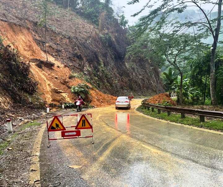 Mưa lớn khiến nhiều tuyến đường tại Tuyên Quang bị sạt lở