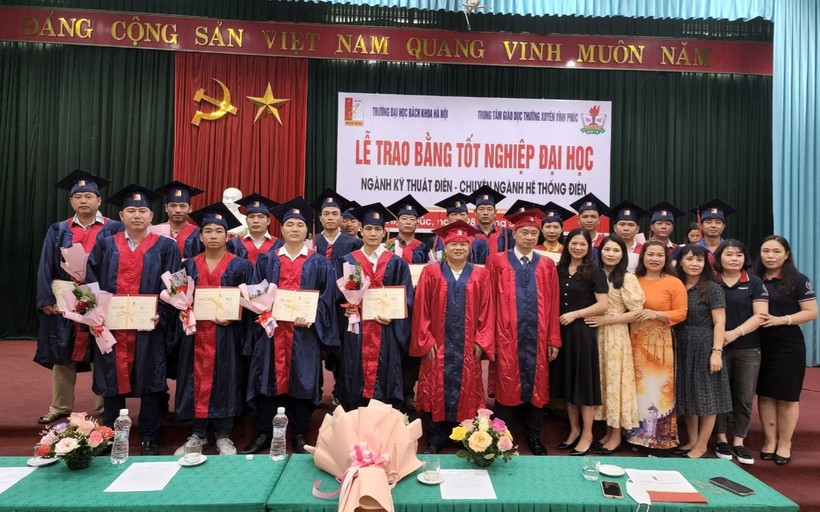 Lãnh đạo Trung tâm GDTX tỉnh Vĩnh Phúc và Viện đào tạo liên tục - Trường ĐH Bách Khoa Hà Nội trao bằng tốt nghiệp cho các học viên