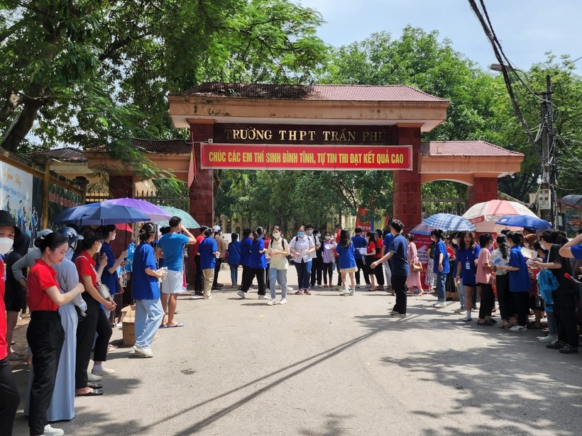 Những thí sinh đầu tiên rời điểm thi Trường THPT Trần Phú sáng nay
