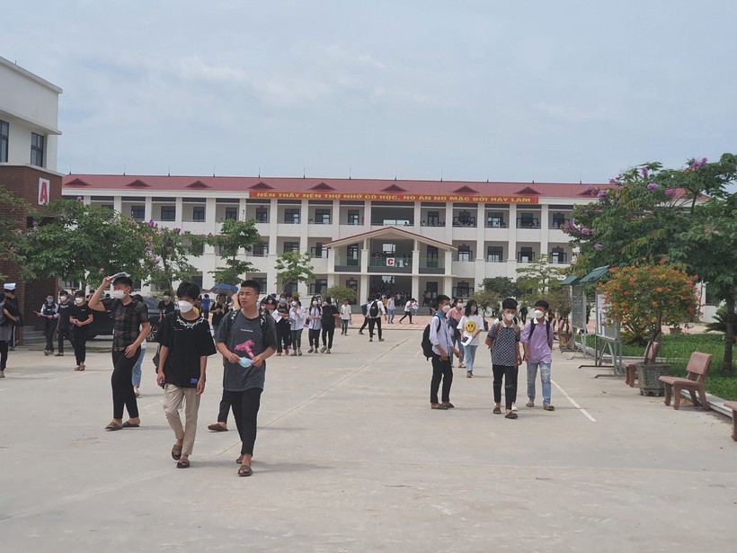 Thí sinh dự thi tại Trường THPT Trần Hưng Đạo hoàn thành bài thi cuối.