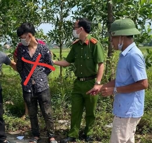 Đối tượng Nguyễn Thanh Bình (dấu đỏ) bị Công an và người dân phối hợp bắt giữ. Ảnh: Công an Vĩnh Phúc