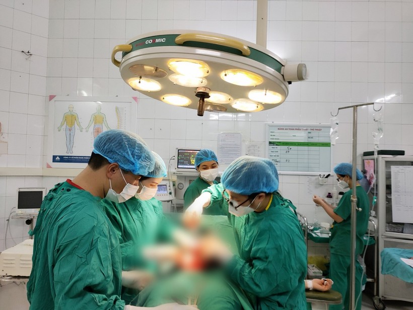 Sau 2 giờ phẫu thuật, các bác sĩ đã bóc tách khối u xơ tử cung nặng hơn 3kg ra khỏi ổ bụng bệnh nhân. Ảnh: BVCC.