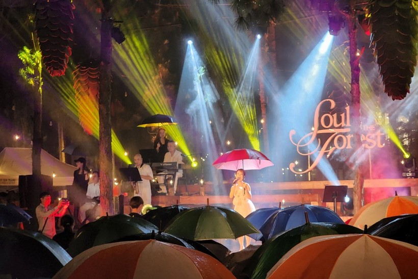 Màn thể hiện của ca sĩ Uyên Linh dưới trời mưa nhưng thu hút rất đông khán giả 