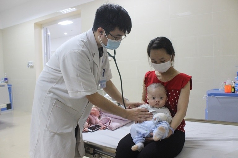 Bác sĩ Bệnh viện Sản-Nhi tỉnh Vĩnh Phúc khám cho trẻ nghi ngờ mắc bệnh tay chân miệng.Ảnh: Kim Ly