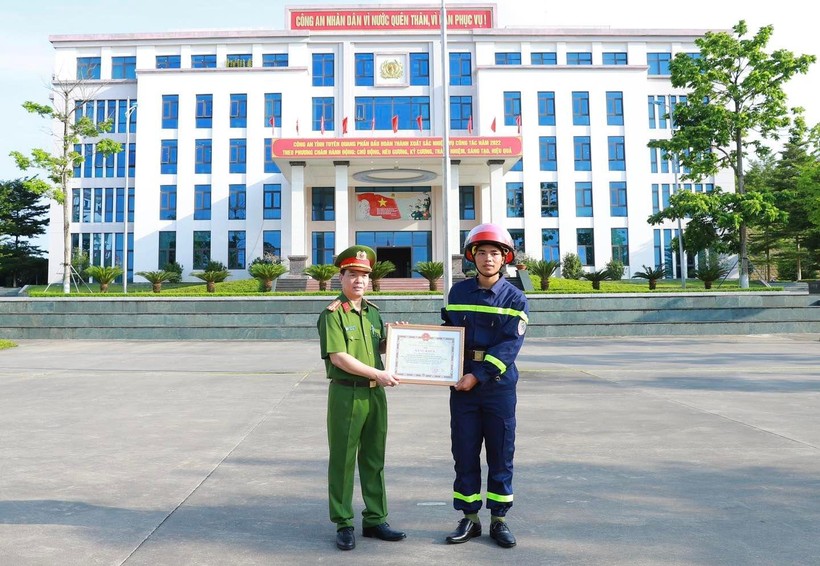 Lãnh đạo Công an tỉnh Tuyên Quang trao Bằng khen của Chủ tịch UBND tỉnh cho chiến sĩ Hoàng. Ảnh: Công an tỉnh Tuyên Quang
