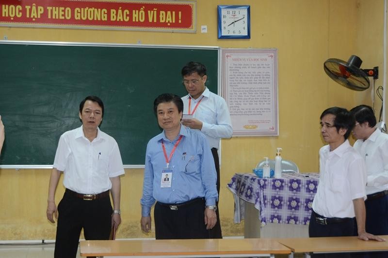 Thứ trưởng Nguyễn Hữu Độ kiểm tra công tác chuẩn bị cho kỳ thi tại Trường THPT Trần Phú
