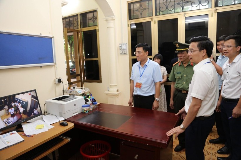 Đoàn kiểm tra phòng máy tại điểm thi Trường THPT Bình Xuyên.