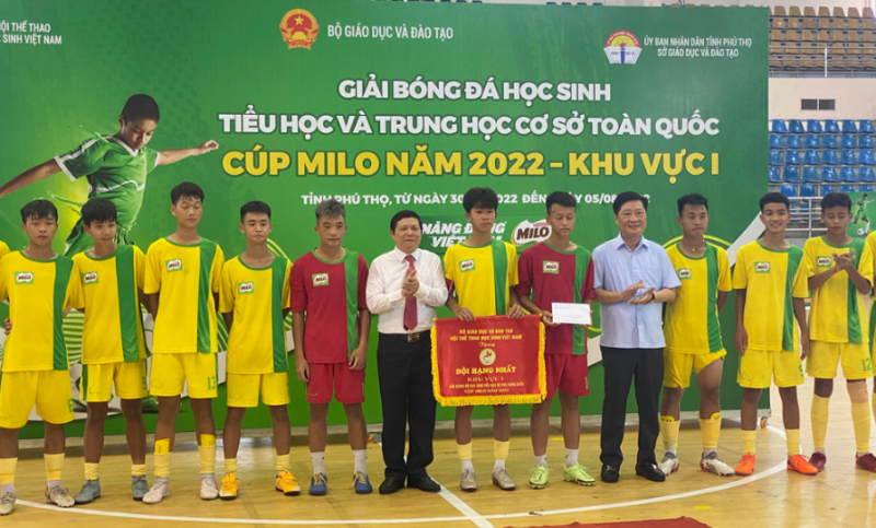 Ban tổ chức trao Cờ hạng Nhất - Khu vực I cho đội bóng đá học sinh THCS tỉnh Thái Nguyên