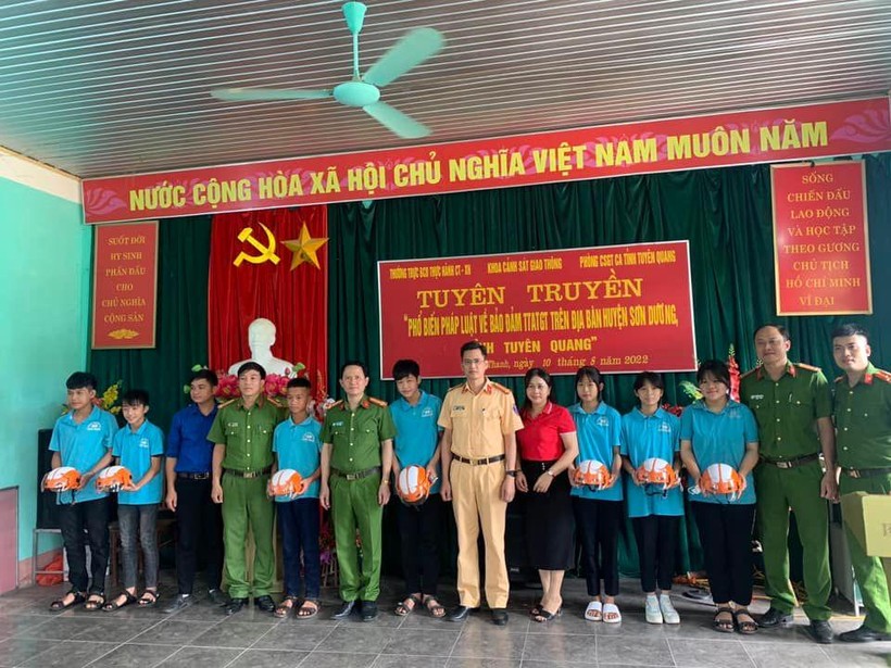 Các đơn vị Công an trao tặng mũ bảo hiểm cho các em học sinh trường THCS xã Bình Yên (Sơn Dương). 
