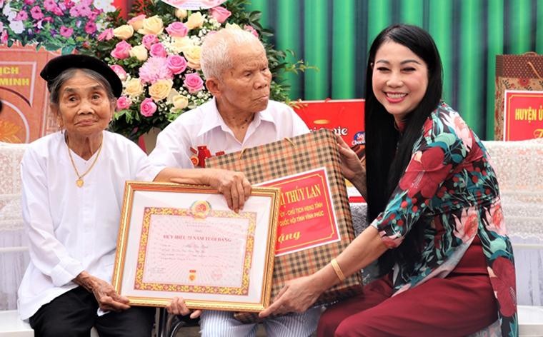 Bí thư Tỉnh ủy Vĩnh Phúc Hoàng Thị Thúy Lan trao Huy hiệu 75 năm tuổi Đảng cho đảng viên Mầu Văn Lệnh, sinh năm 1929