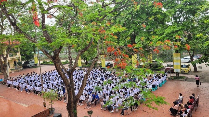Trường Phổ thông Dân tộc nội trú cấp 2 - 3 Vĩnh Phúc được đổi tên thành trường THPT Kim Ngọc.