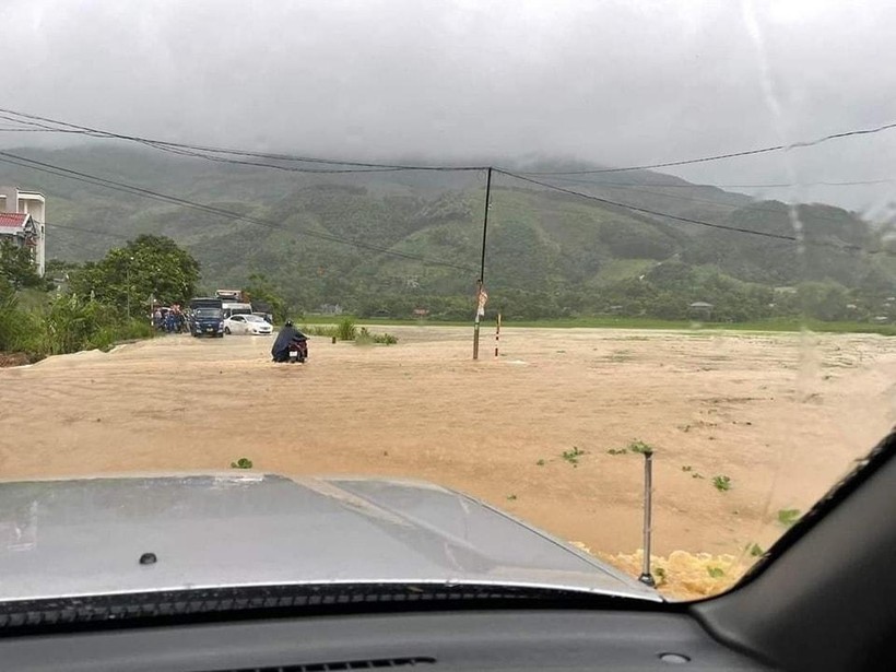 Mưa lớn khiến nhiều tuyến đường giao thông tại huyện Sơn Dương bị ngập.