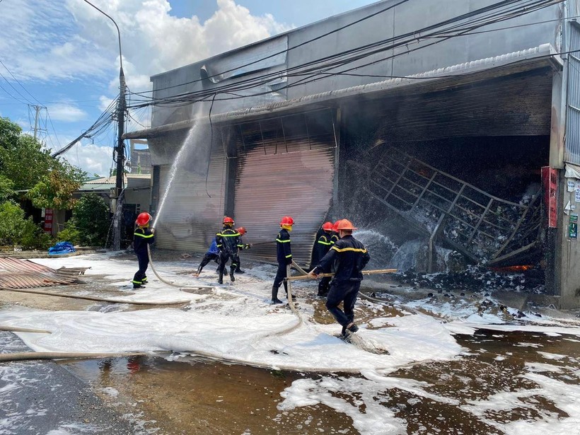 Lực lượng cảnh sát PCCC Tuyên Quang nỗ lực dập tắt đám cháy. Ảnh: Công an tỉnh Tuyên Quang