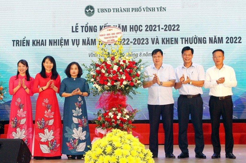 Bí thư Thành ủy Vĩnh Yên Nguyễn Ngọc Bình tặng hoa chúc mừng ngành GD thành phố