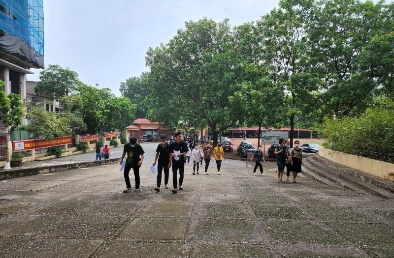 Nhiều thí sinh đến điểm thi sớm để đề phòng tránh mưa lớn gây ảnh hưởng đến đồ dùng và quần áo. Hình ảnh tại điểm thi Trường THPT Trần Phú