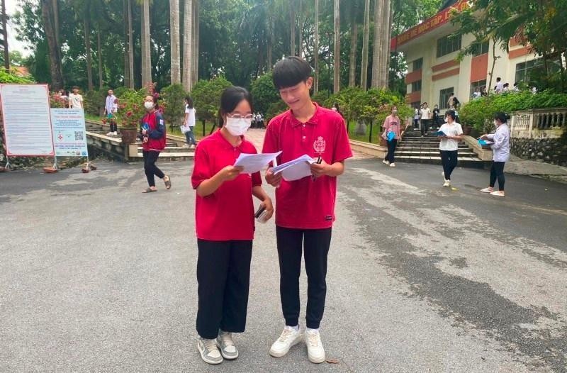 Thí sinh Lê Thị Thanh Trà trao đổi với bạn sau buổi thi tại điểm thi Trường THPT Tam Dương