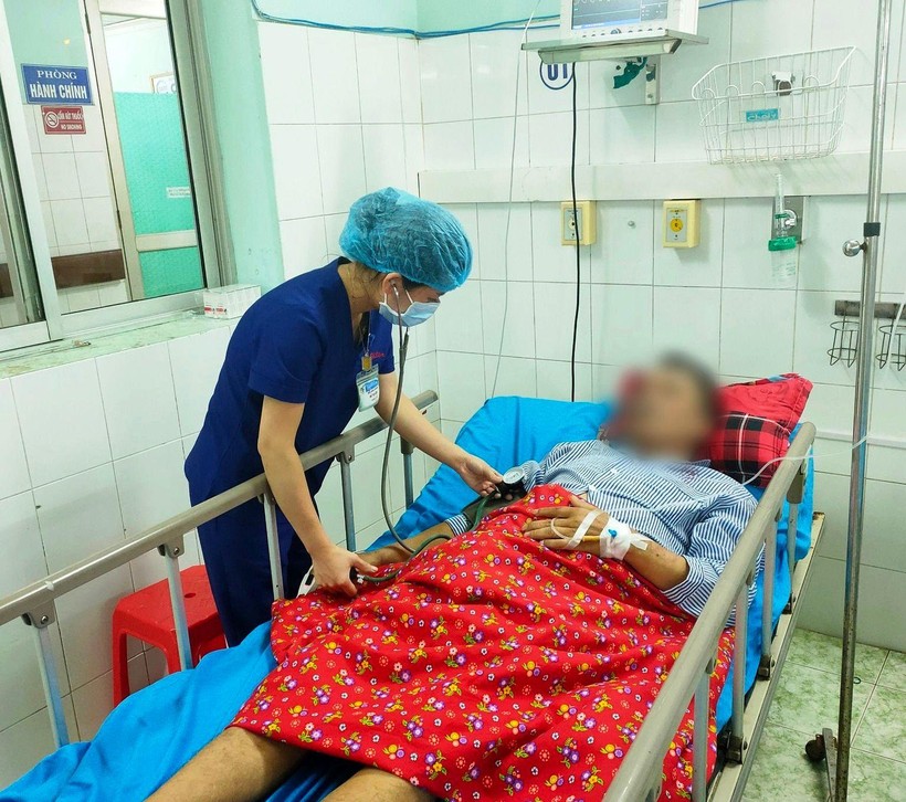 Bệnh nhân nhập viện trong tình trạng nôn, tê lưỡi, chóng mặt. Ảnh: BVĐK tỉnh Tuyên Quang 
