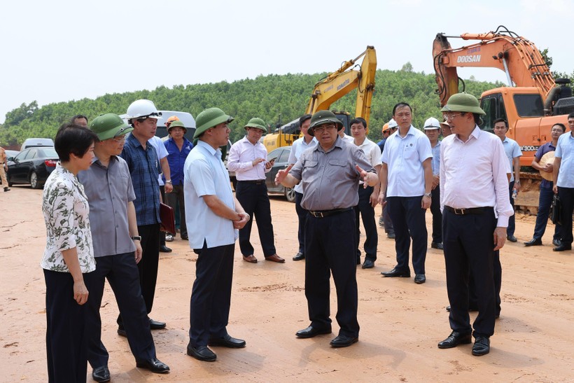 Thủ tướng kiểm tra, đôn đốc tiến độ dự án cao tốc Tuyên Quang – Phú Thọ. Ảnh: Thế Đại