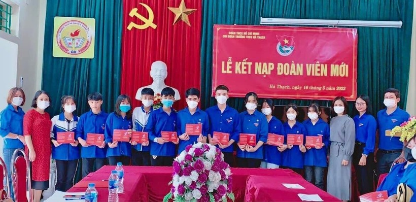 Lễ kết nạp Đoàn viên mới tại Trường THCS Hà Thạch (thị xã Phú Thọ)