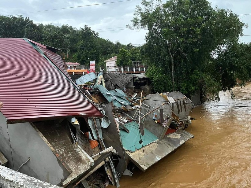 Mưa lớn, nước suối dâng khiến 3 nhà dân tại huyện Quang Bình bị sập