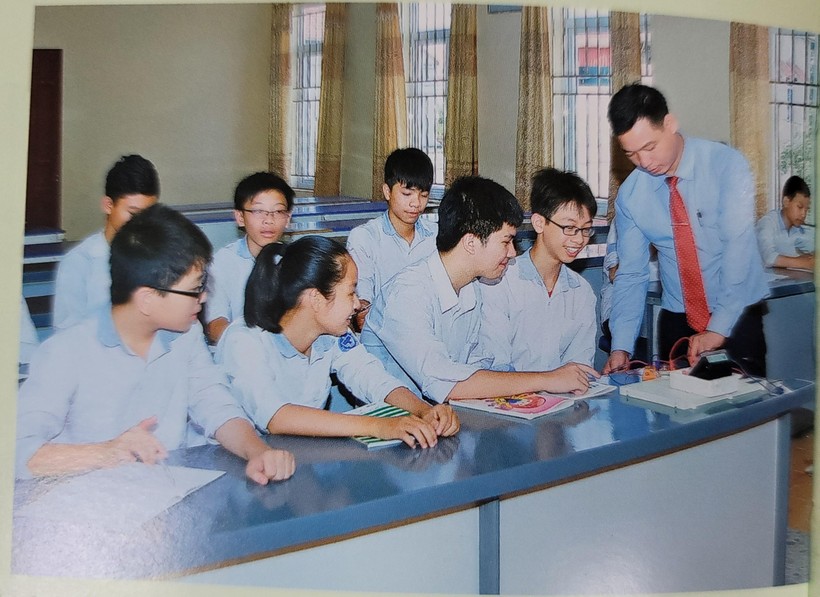 Thầy Lê Hữu Việt luôn tận tụy truyền đam mê học Vật lý đến học trò