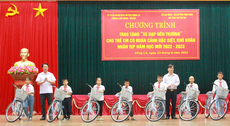 30 xe đạp được trao đến học sinh có hoàn cảnh đặc biệt khó khăn tại huyện Sông Lô. Ảnh: Thu Thủy.