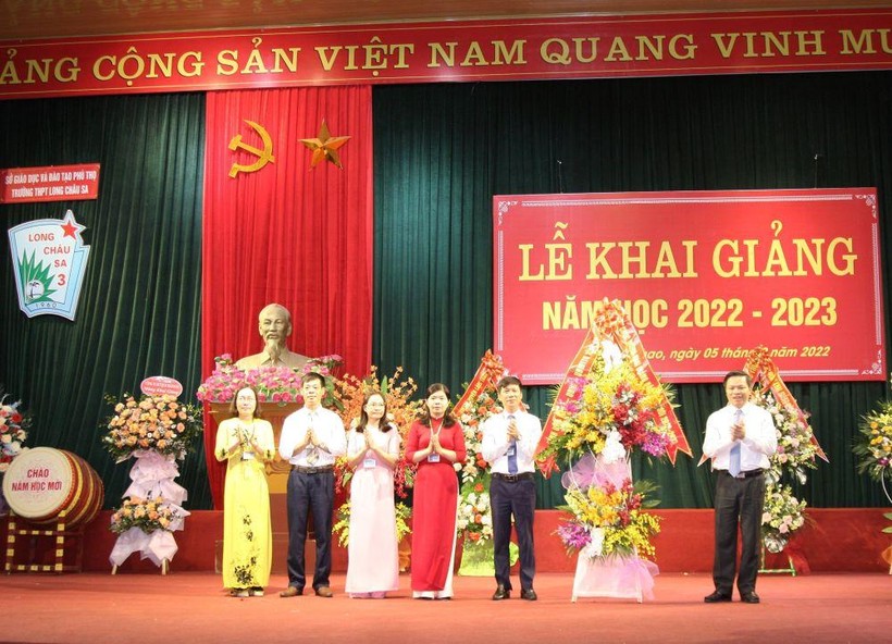 Ông Phan Trọng Tấn – Phó Chủ tịch UBND tỉnh Phú Thọ (bìa phải) tặng hoa chúc mừng nhà trường nhân dịp khai giảng năm học 2022 – 2023.