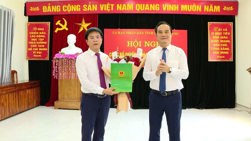 Lãnh đạo UBND tỉnh Tuyên Quang trao quyết định bổ nhiệm Phó Giám đốc Sở GD&ĐT cho ông Nguyễn Văn Hiền (bên trái ảnh). Ảnh: Hà Khánh 