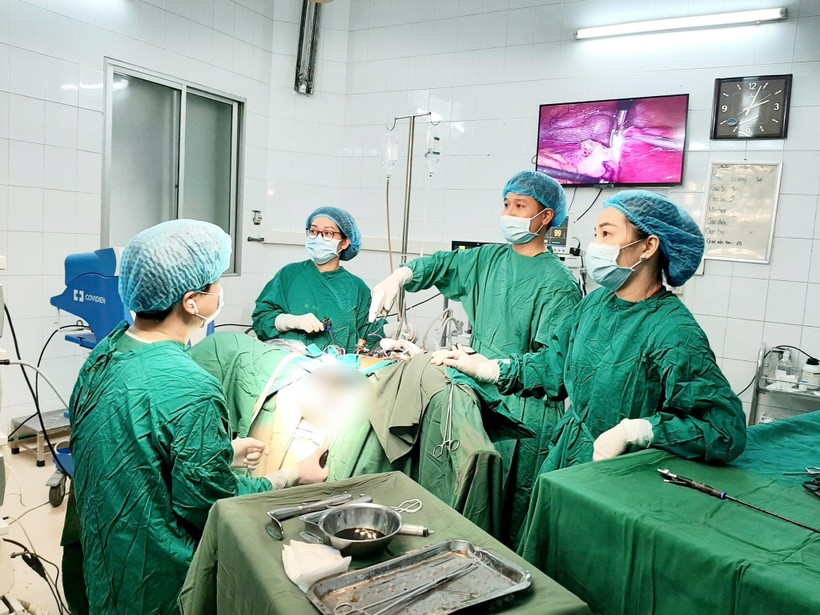Bác sĩ Bệnh viện Đa khoa Tuyên Quang thực hiện nhiệm chuyên môn.
