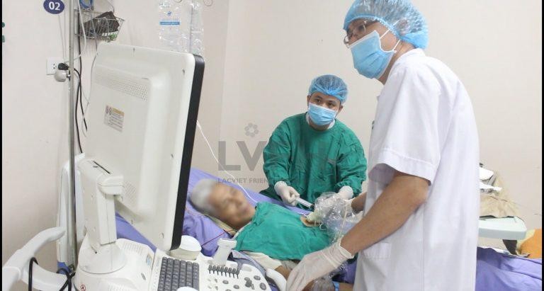 Bác sĩ Bệnh viện Hữu nghị Lạc Việt triển khai kỹ thuật chọc dịch màng tim bằng Catherter dưới hướng dẫn của siêu âm ngay tại giường bệnh.
