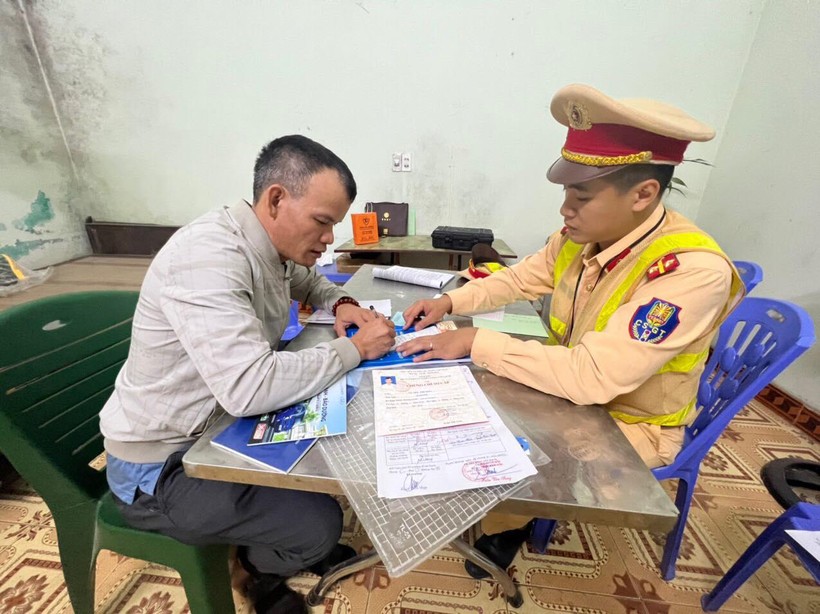 CSGT Tuyên Quang làm việc với tài xế vi phạm. Ảnh: Công an tỉnh Tuyên Quang