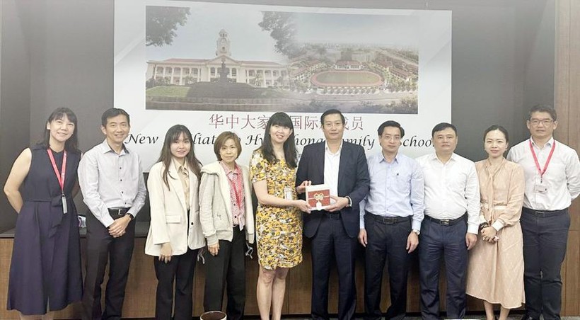 Đoàn công tác xúc tiến đầu tư, thương mại và du lịch tỉnh Vĩnh Phúc chụp ảnh lưu niệm với lãnh đạo Trường Quốc tế Hwa Chong.