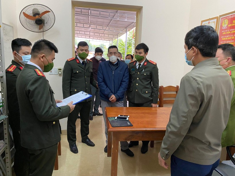 Cơ quan điều tra thi hành lệnh bắt tạm giam Lê Mạnh Hà ngày 12/1/2022. Ảnh: Công an tỉnh Tuyên Quang 