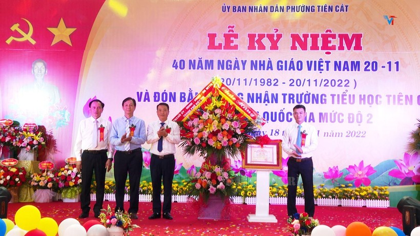 Ông Nguyễn Hữu Nhu - Phó chủ tịch UBND TP Việt Trì (thứ nhất bên phải) tặng hoa chúc mừng và trao Bằng công nhận Trường Tiểu học Tiên Cát đạt Chuẩn Quốc gia mức độ 2 cho lãnh đạo phường Tiên Cát.