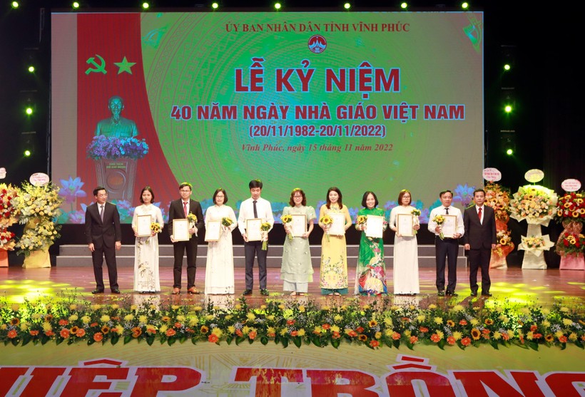 Giám đốc Sở GD&ĐT Vĩnh Phúc (ngoài cùng bìa trái) khen thưởng các giáo viên tiêu biểu của năm. Ảnh minh họa cho bài viết.