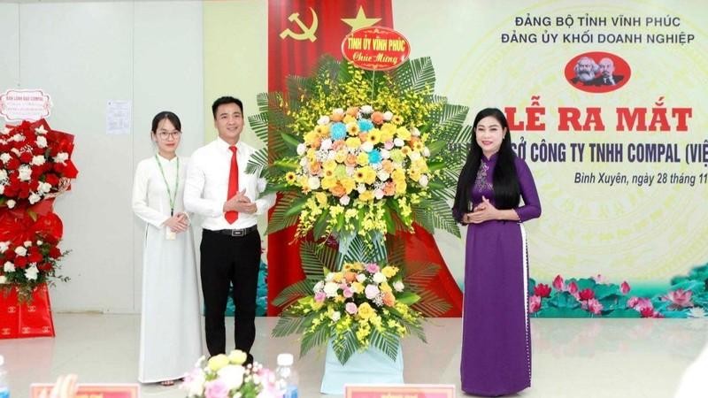 Bí thư Tỉnh ủy Vĩnh Phúc Hoàng Thị Thúy Lan (bìa phải) chúc mừng Chi bộ cơ sở Công ty TNHH Compal (Việt Nam).