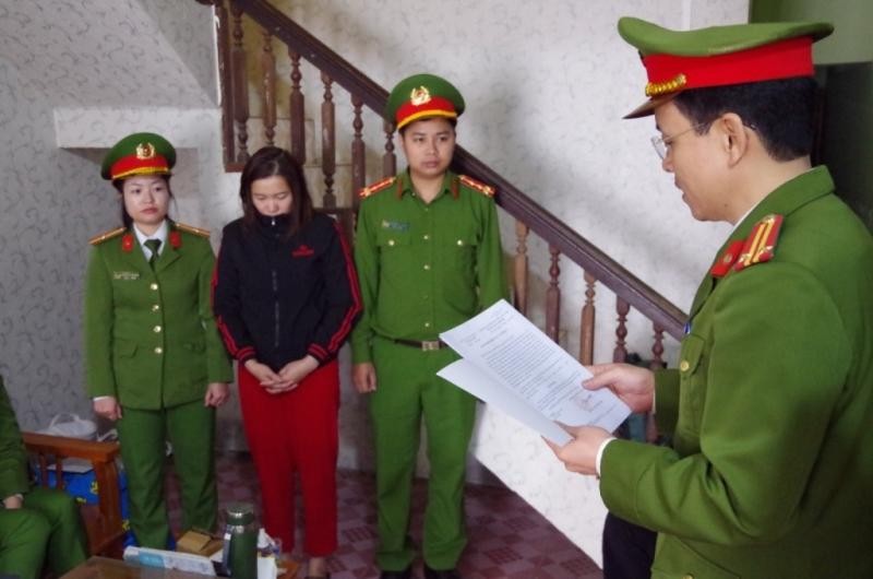 Cơ quan CSĐT đọc lệnh tạm giam đối với Nguyễn Thị Thản. Ảnh: Công an tỉnh Hà Giang