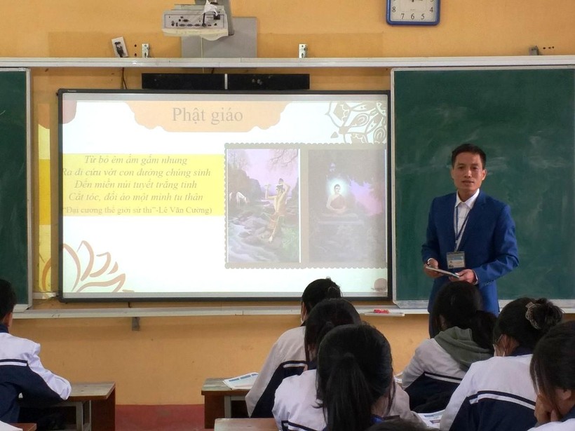Thầy giáo Lê Văn Cường đã sưu tầm những tư liệu bổ ích làm sinh động giờ học Lịch sử.