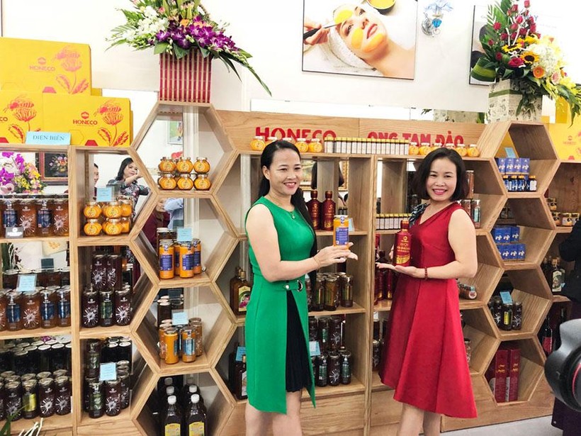 Người Việt chọn mau sản phẩm của Công ty Ong Tam Đảo