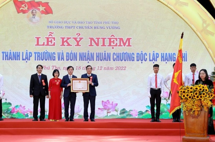 Thừa ủy quyền của Chủ tịch nước CHXHCN Việt Nam, Bí thư Tỉnh ủy Phú Thọ Bùi Minh Châu trao Huân chương Độc Lập hạng Nhì cho Trường THPT Chuyên Hùng Vương.