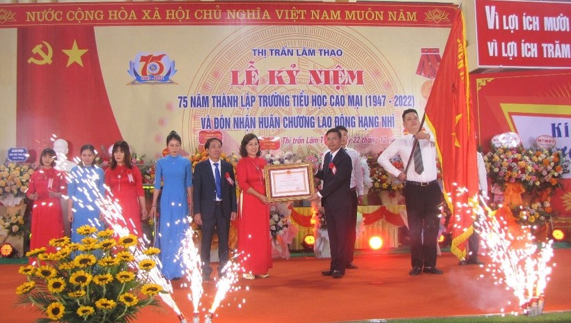 Lãnh đạo huyện Lâm Thao (Phú Thọ) trao Huân chương Lao động hạng Nhì của Chủ tịch nước cho nhà trường.