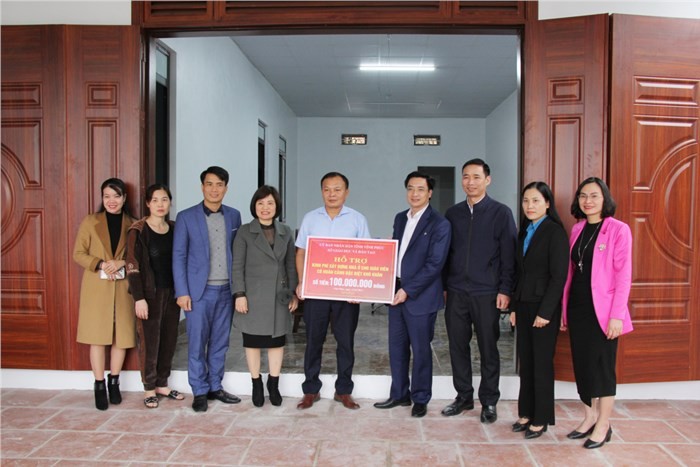 Lãnh đạo ngành GD&ĐT Vĩnh Phúc trao tiền hỗ trợ xây nhà cho giáo viên Nguyễn Chí Thanh. 