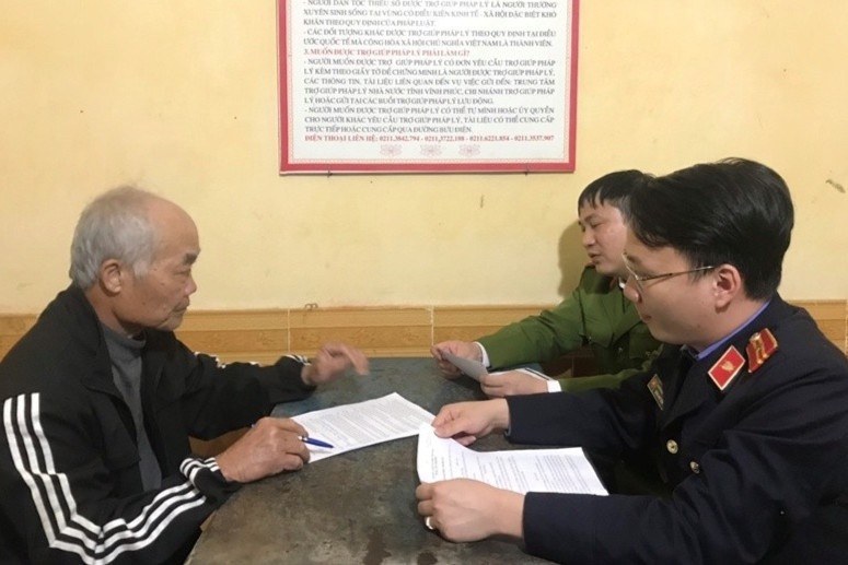 Kiểm sát viên VKSND huyện Vĩnh Tường lấy lời khai với ông Cao Văn Lý (Ảnh: VKSND huyện Vĩnh Tường)