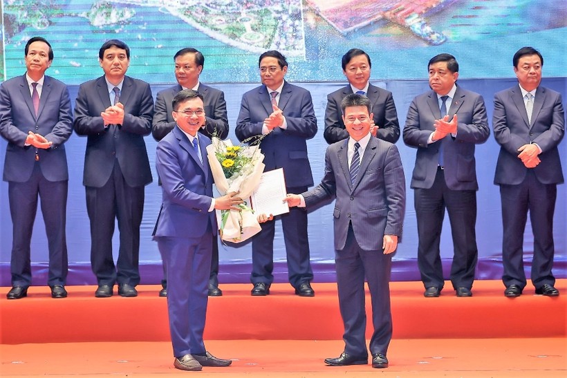 Phó Chủ tịch UBND tỉnh Vĩnh Phúc Vũ Chí Giang (bìa phải) trao GCN đầu tư cho Công ty TNHH Asahi Intecc Hà Nội