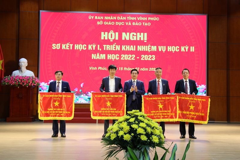 Giám đốc Sở GD&ĐT Vĩnh Phúc Nguyễn Văn Huyến trao Cờ thi đua của UBND tỉnh tặng các tập thể có thành tích xuất sắc.