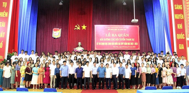 Lãnh đạo Sở GD&ĐT Phú Thọ chụp ảnh lưu niệm với giáo viên bồi dưỡng và học sinh tại lễ ra quân các đội tuyển dự thi HSG quốc gia