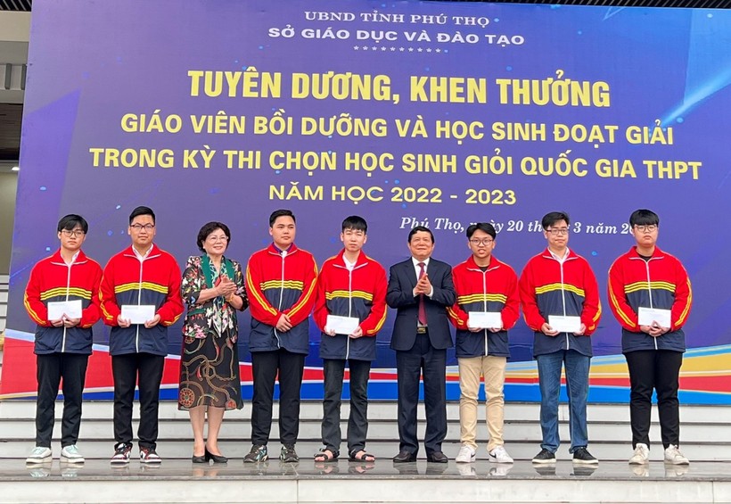 Lãnh đạo Sở GD&ĐT Phú Thọ và Hội Khuyến học tỉnh trao thưởng cho học sinh xuất sắc lọt vào vòng 2 thi chọn đội tuyển Quốc gia dự thi Olympic Quốc tế