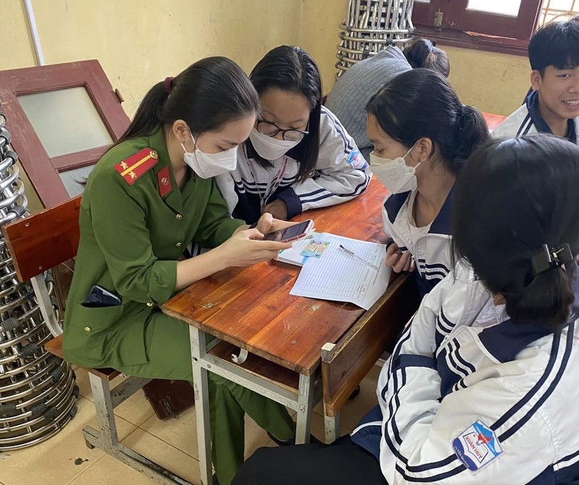 Công an hướng dẫn học sinh đăng ký tài khoản định danh điện tử. Ảnh: Công an tỉnh Tuyên Quang.