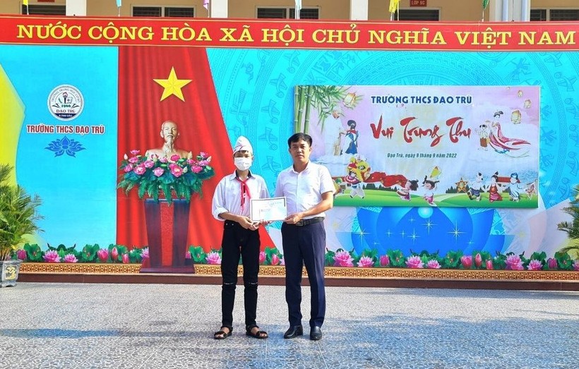 Em Đinh Công Sơn nhận phần thưởng động viên từ Hiệu trưởng Lê Mạnh Quỳnh