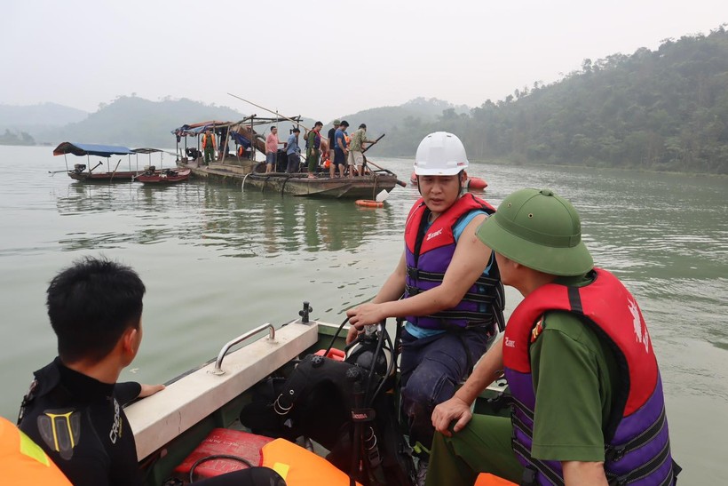 Lực lượng cứu hộ tỉnh Hà Giang tích cực tìm kiếm nạn nhân còn mất tích. Ảnh: Công an tỉnh Hà Giang.
